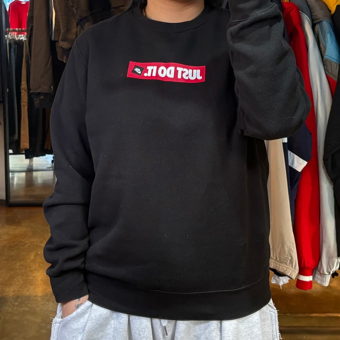 나이키 박스로고 블랙 맨투맨 상품이미지1