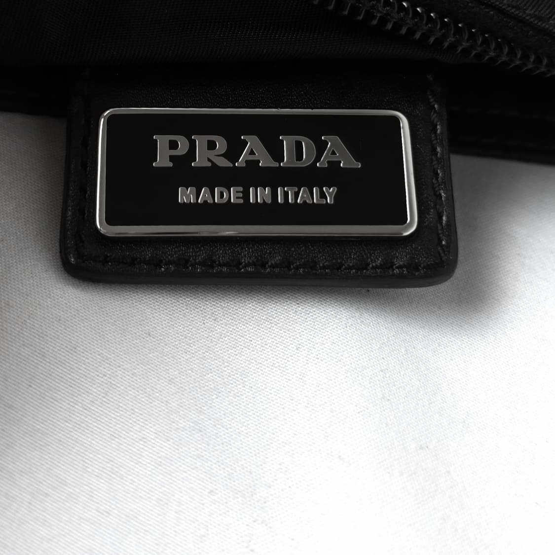 [정품 PRADA] 프라다 폴딩 투지퍼 나일론 크로스백 남녀공용 상품이미지7