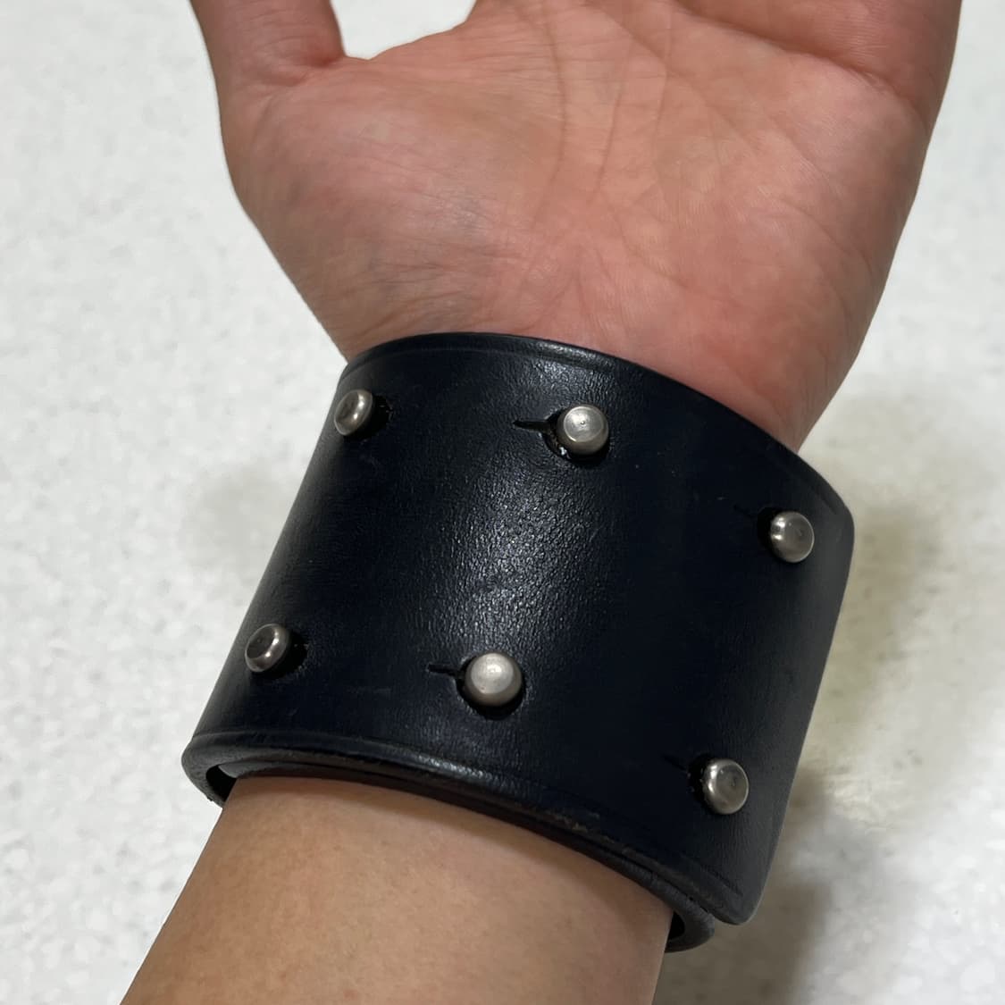 릭오웬스 14FW "MOODY" 레더 커프 스터드 팔찌 블랙 상품이미지3