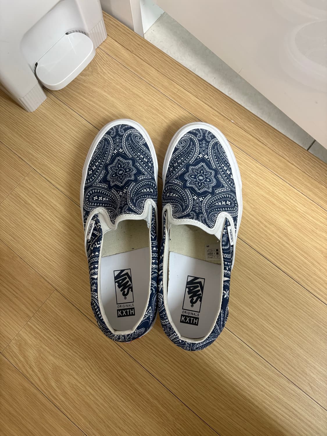 반스 볼트x키스 10주년 클래식 슬립온 LX 페이즐리 245mm 상품이미지2