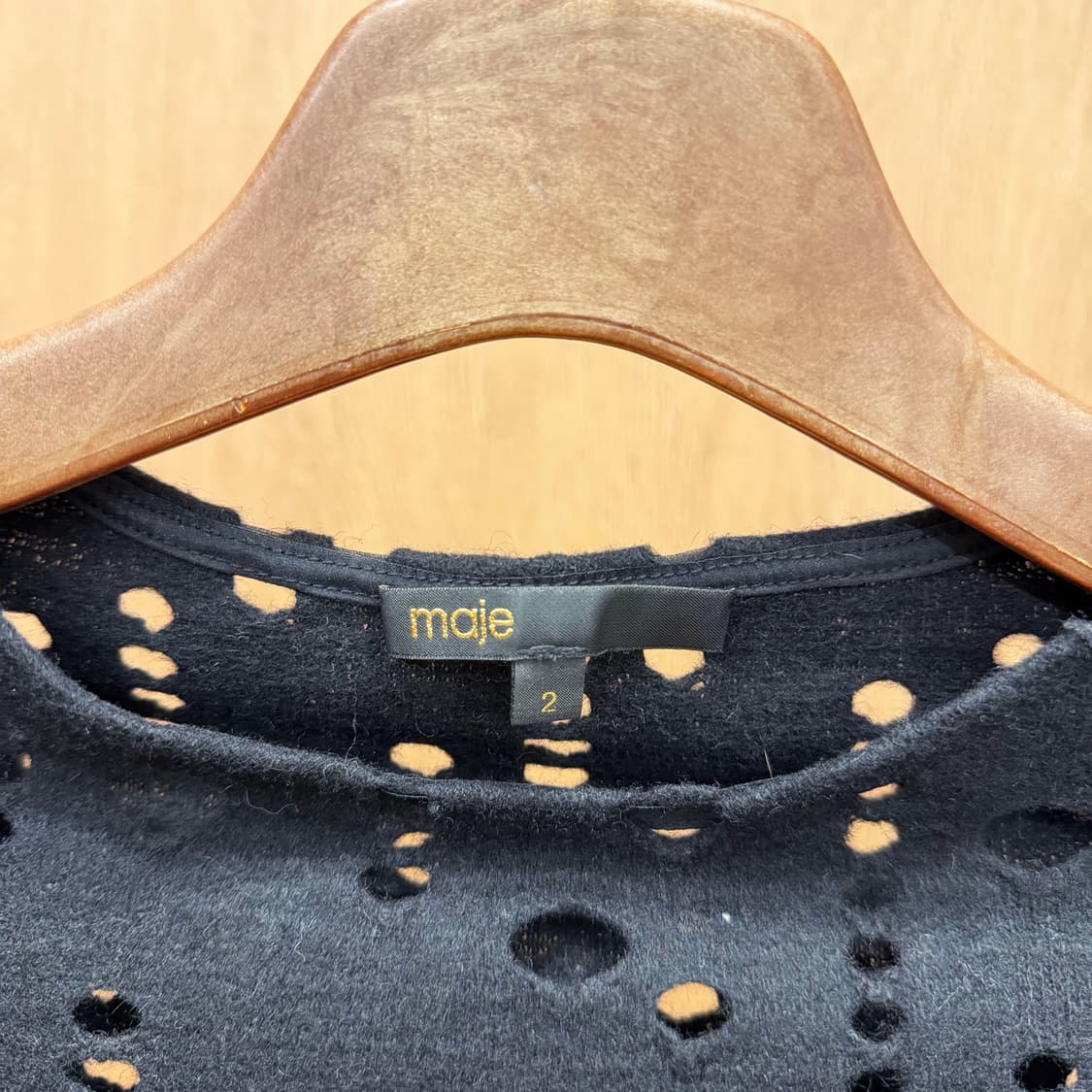 마쥬 라운드넥 긴팔 니트 디스트로이드 세로 홀 펀칭 패턴 디테일 블랙 상품이미지6