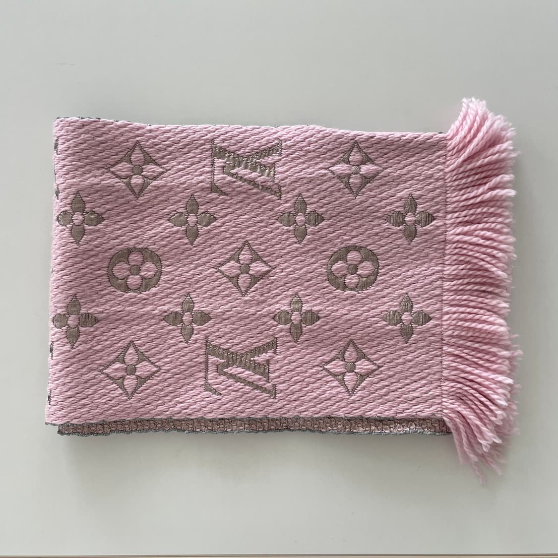 루이비통 모노그램 패턴 핑크 글리터 장식 머플러 상품이미지1