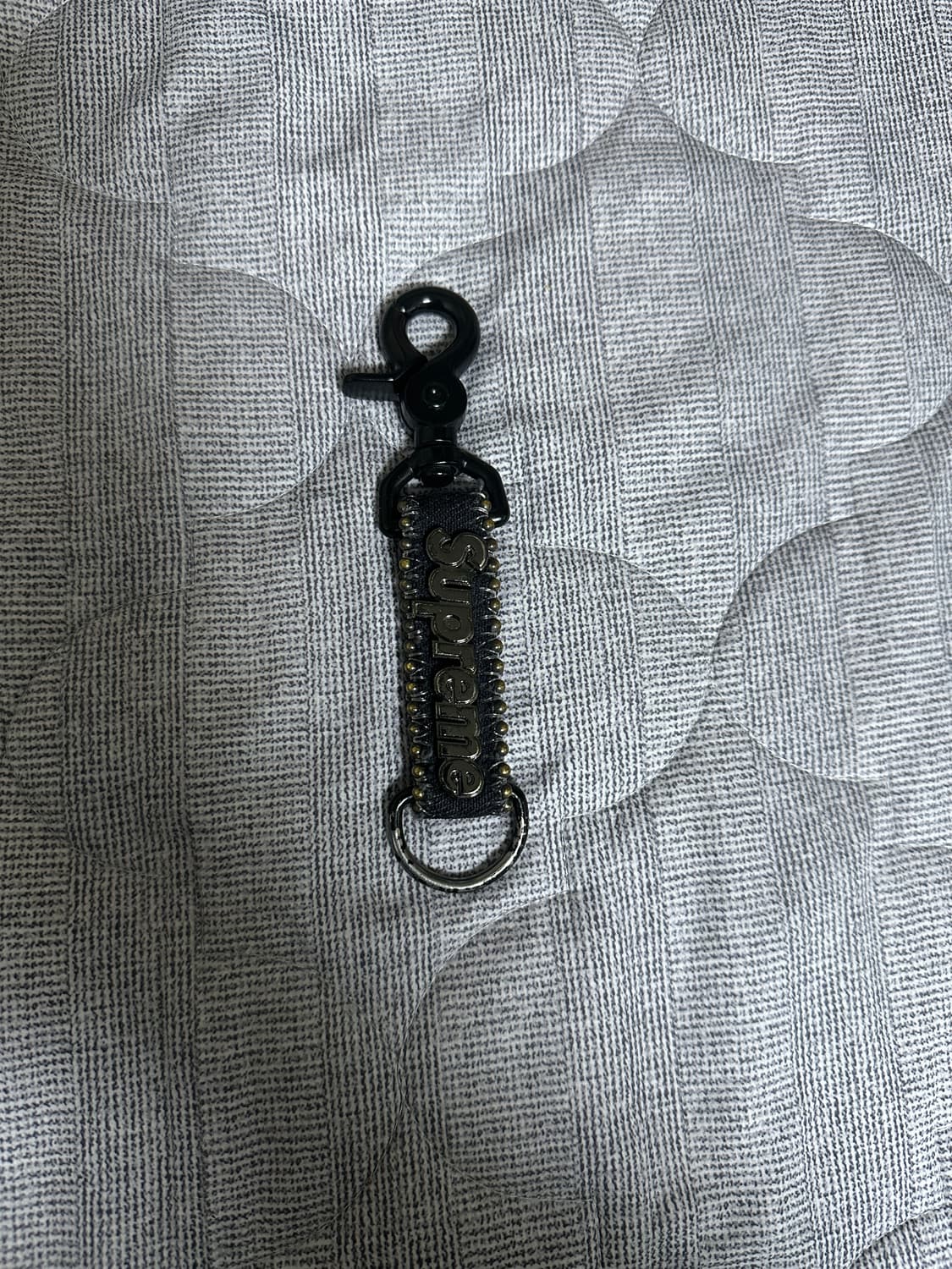 슈프림 x B.B. 사이먼 데님 키체인 블랙 - 25SS 상품이미지1