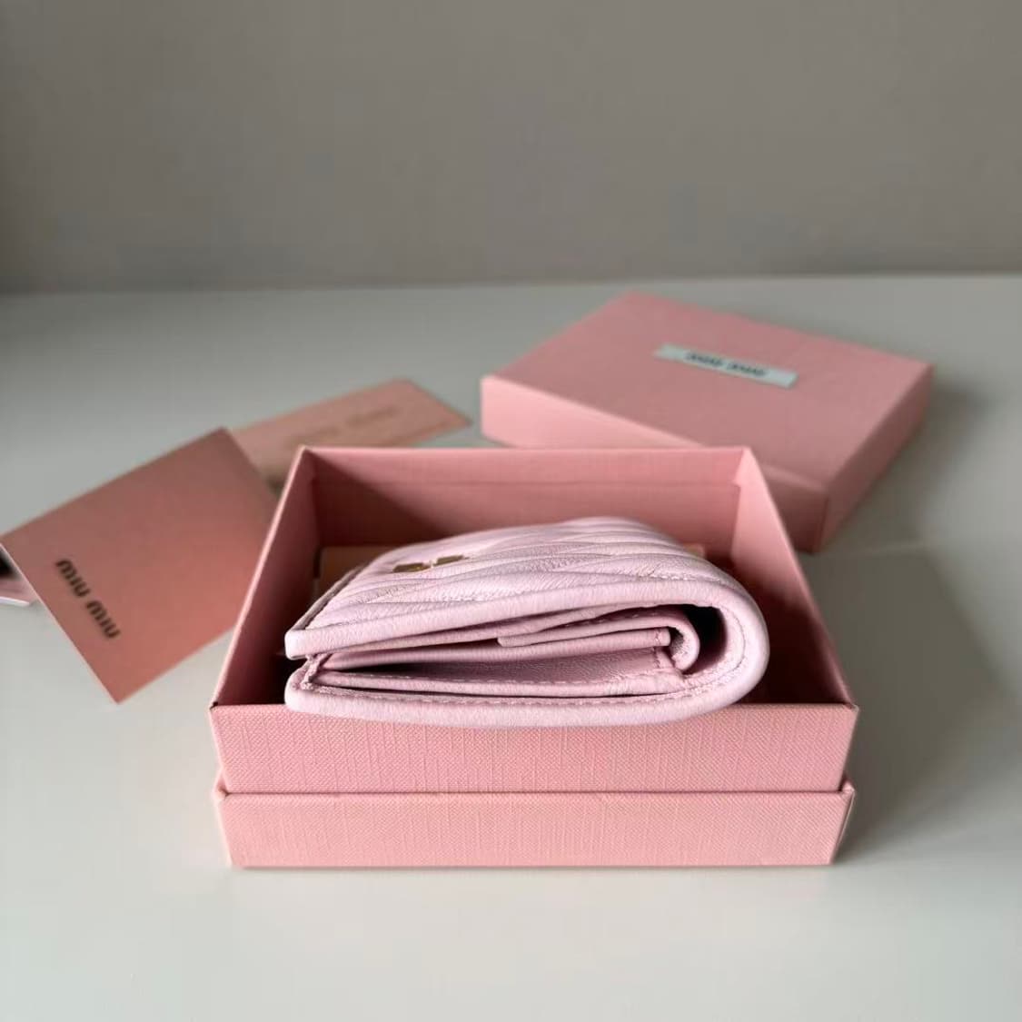 미우 미우 마테라쎄 나파 레더 카드 반지갑 알라바스터 핑크 상품이미지3