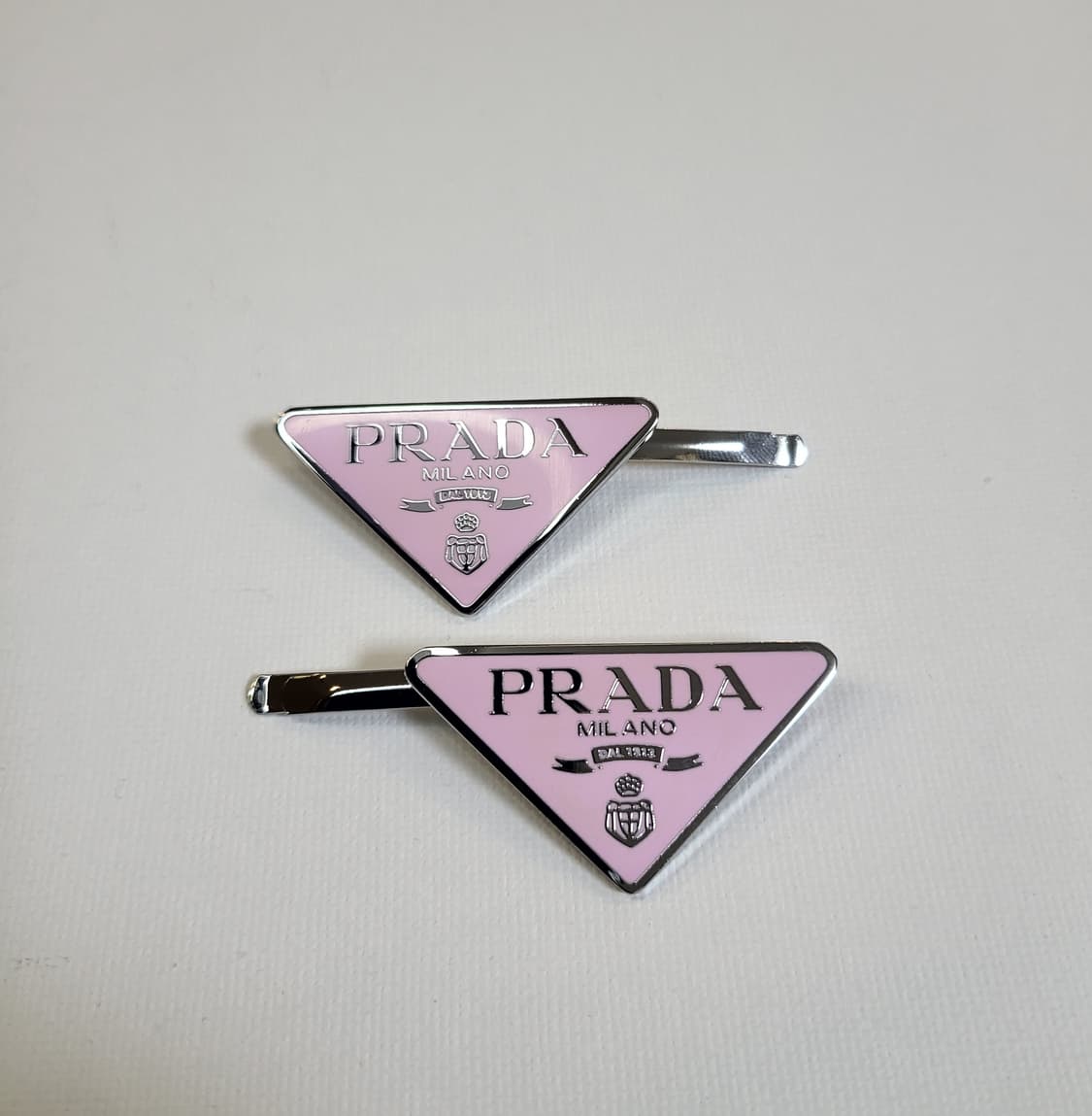 프라다 업사이클링 삼각로고 핑크 헤어핀 상품이미지2