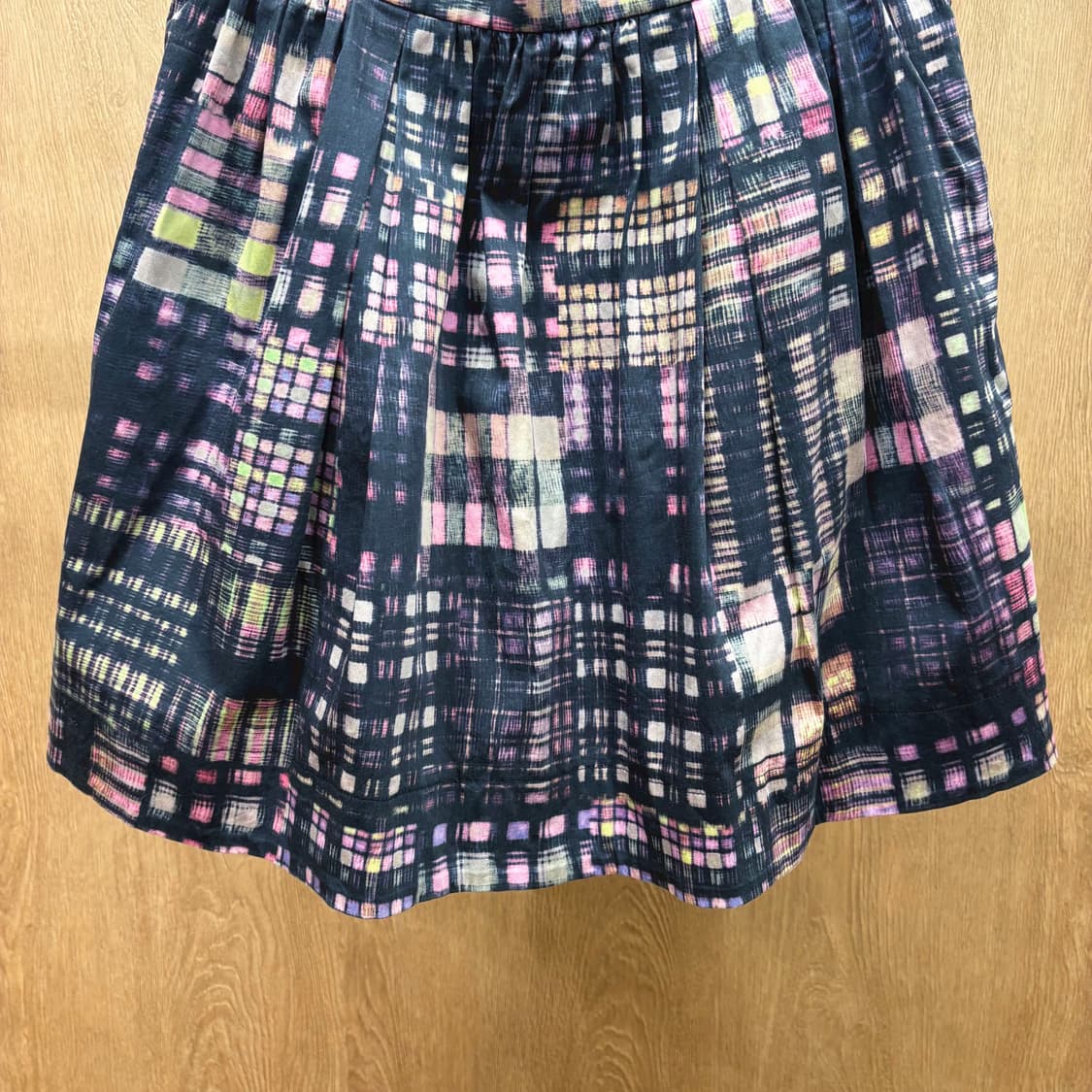 폴스미스 미디 스커트 멀티 블랙 체크 패턴 프린팅 디테일 플레어핏 핑크 상품이미지5