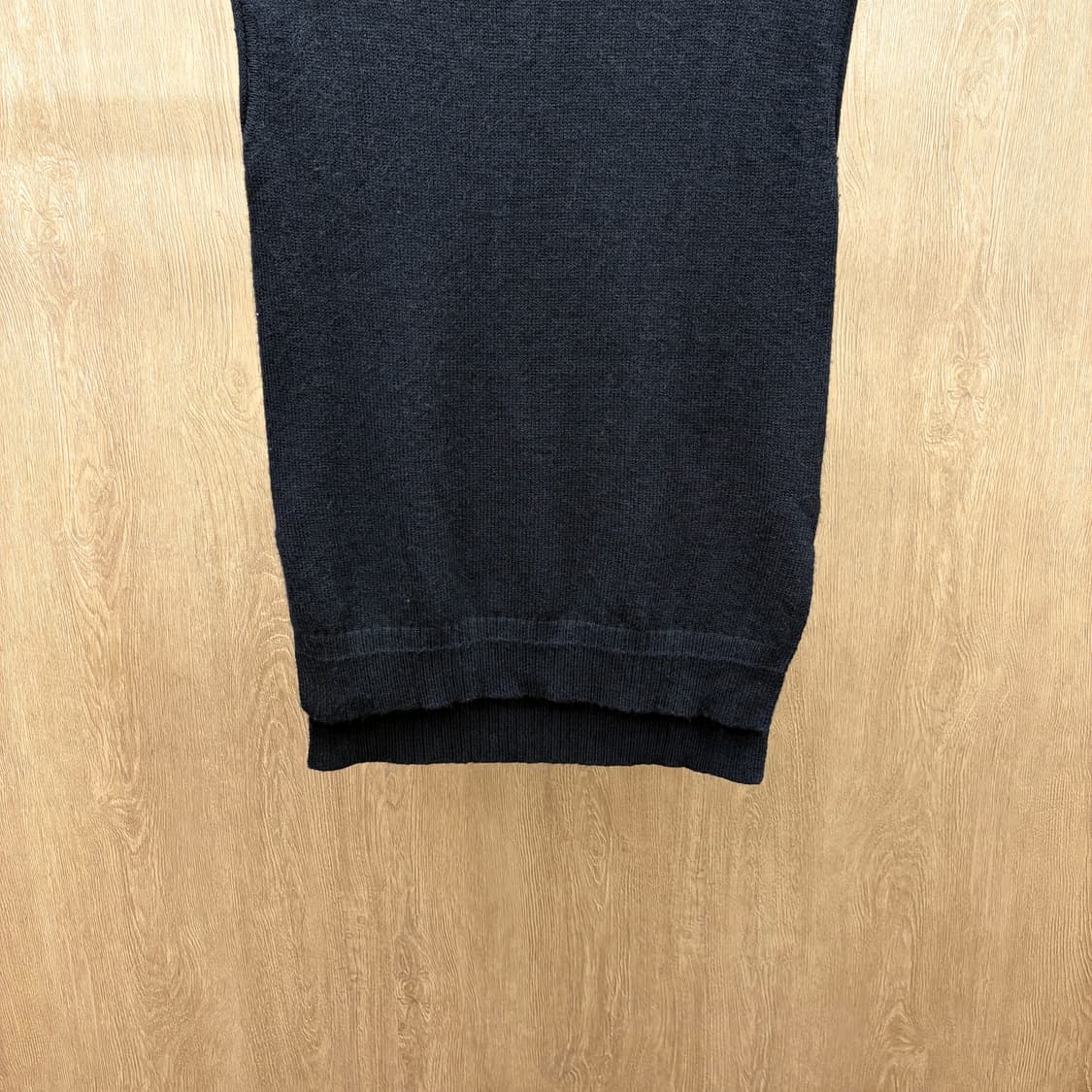 빔즈 하트 라운드넥 민소매 니트 베스트 골지 마감 디테일 블랙 상품이미지5