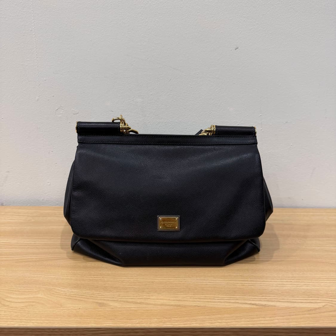 돌체앤가바나 골드 로고 토트백 탑핸들 숄더 스트랩 디테일 블랙 상품이미지1