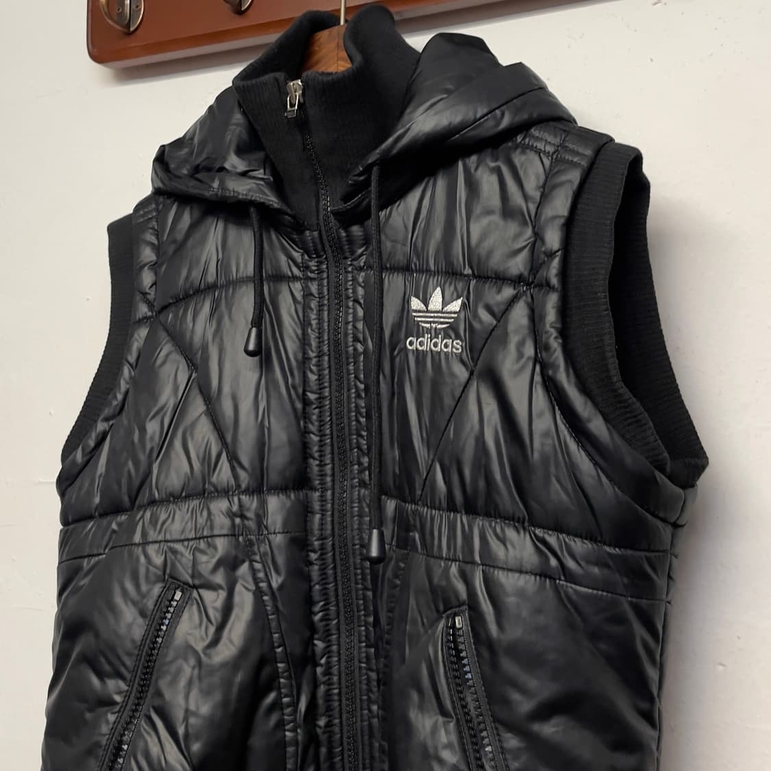 아디다스 (우먼) 후디 패딩 베스트   상품이미지2