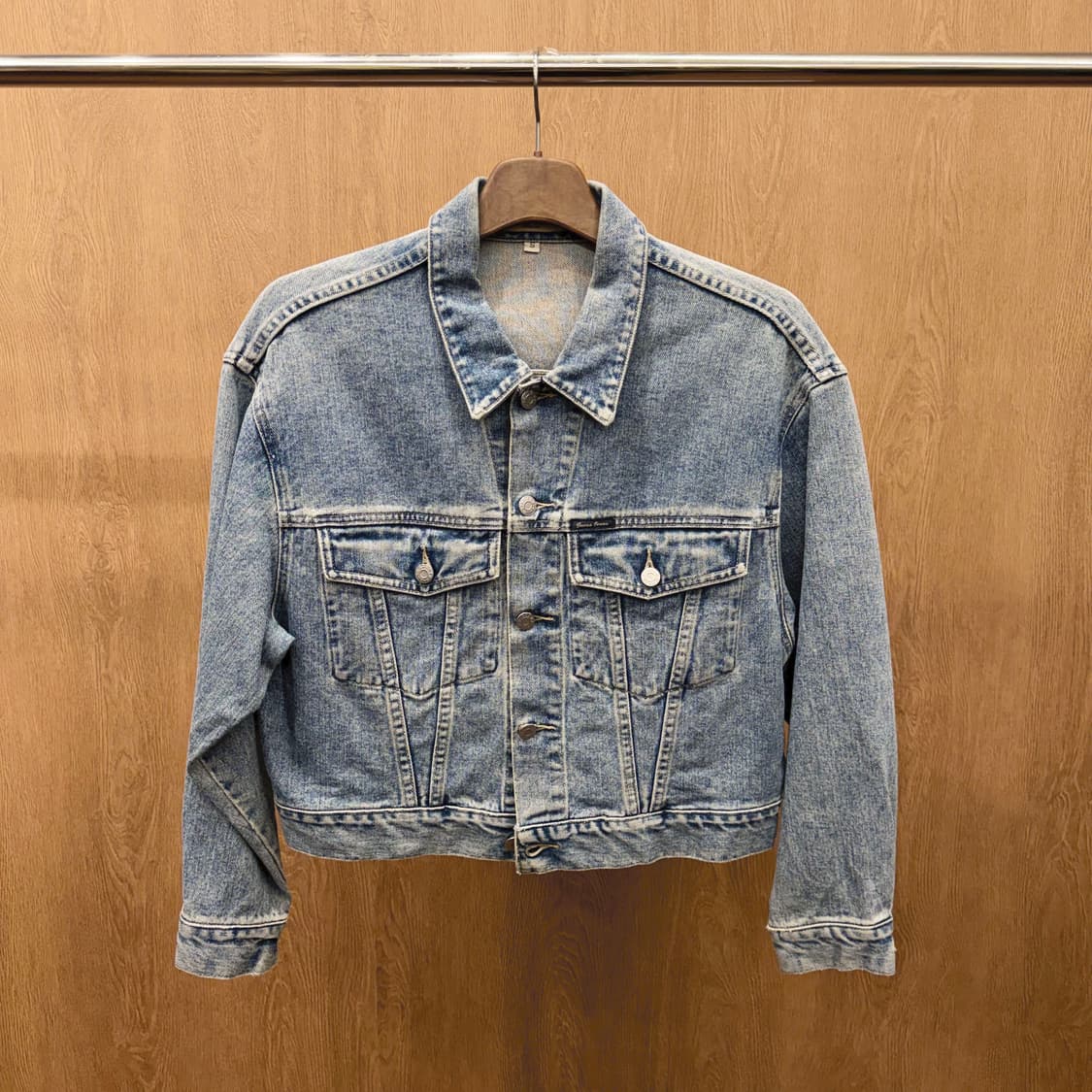 게스 데님 자켓 크롭 핏 포켓 버튼 워싱 스티치 디테일 블루 상품이미지2