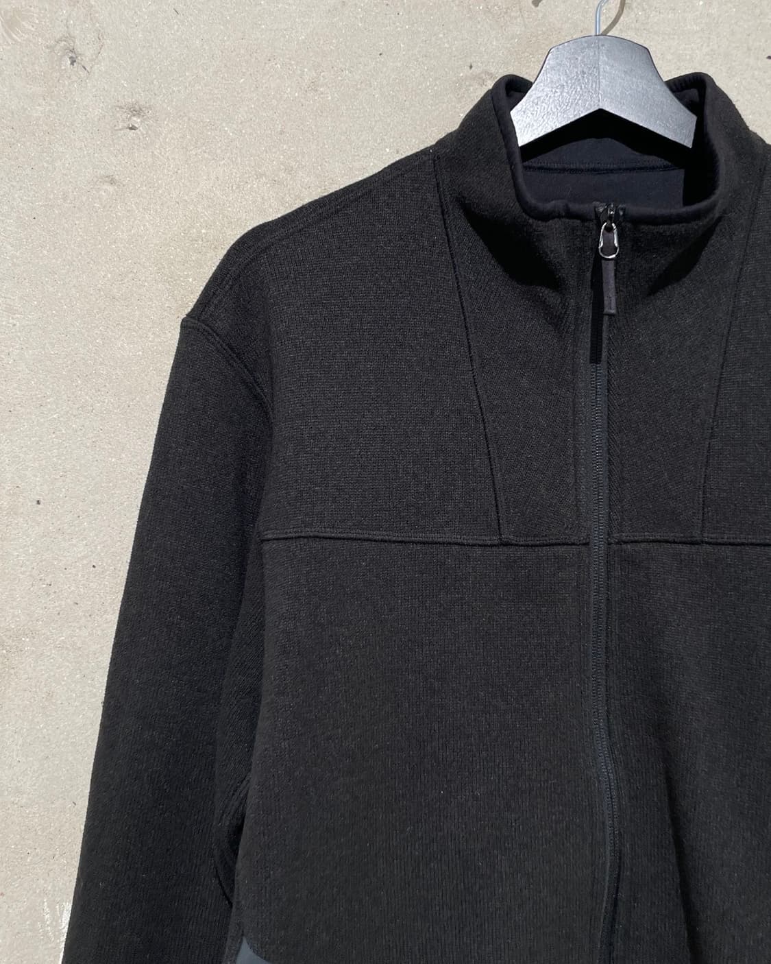 아크테릭스 맨즈 블랙 커버트 릴렉스드 핏 집업 자켓 상품이미지2