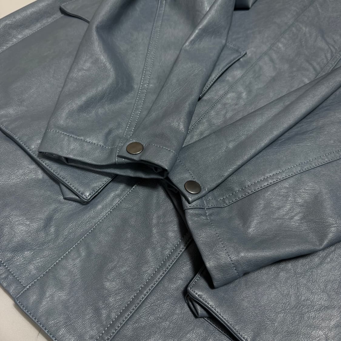 센스오브플레이스 다크블루컬러 에코 레더 집업 스냅버튼 레더 코트 상품이미지6