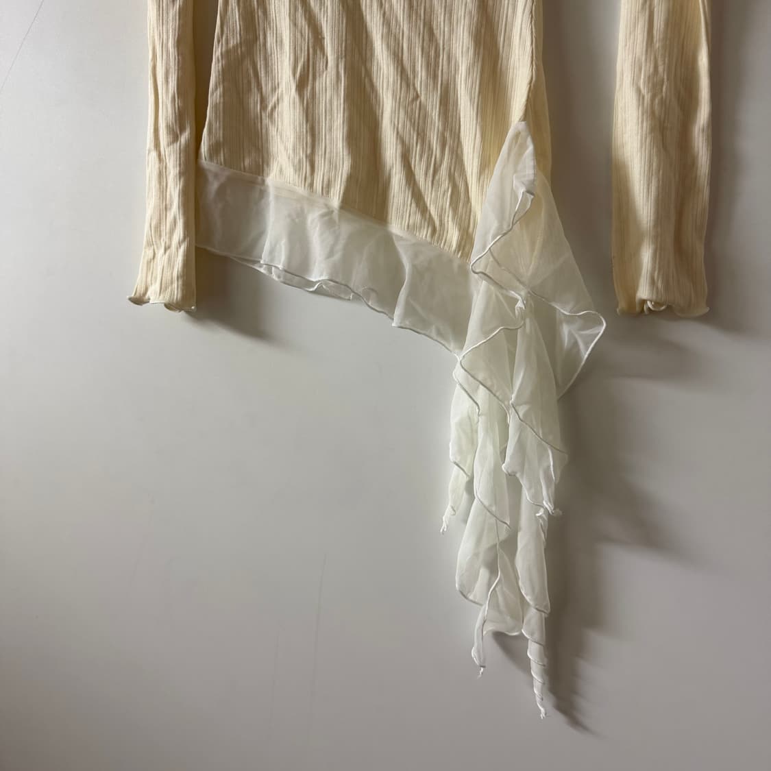 새상품 여자 오프숄더 밑단 쉬폰 긴팔티 상품이미지2