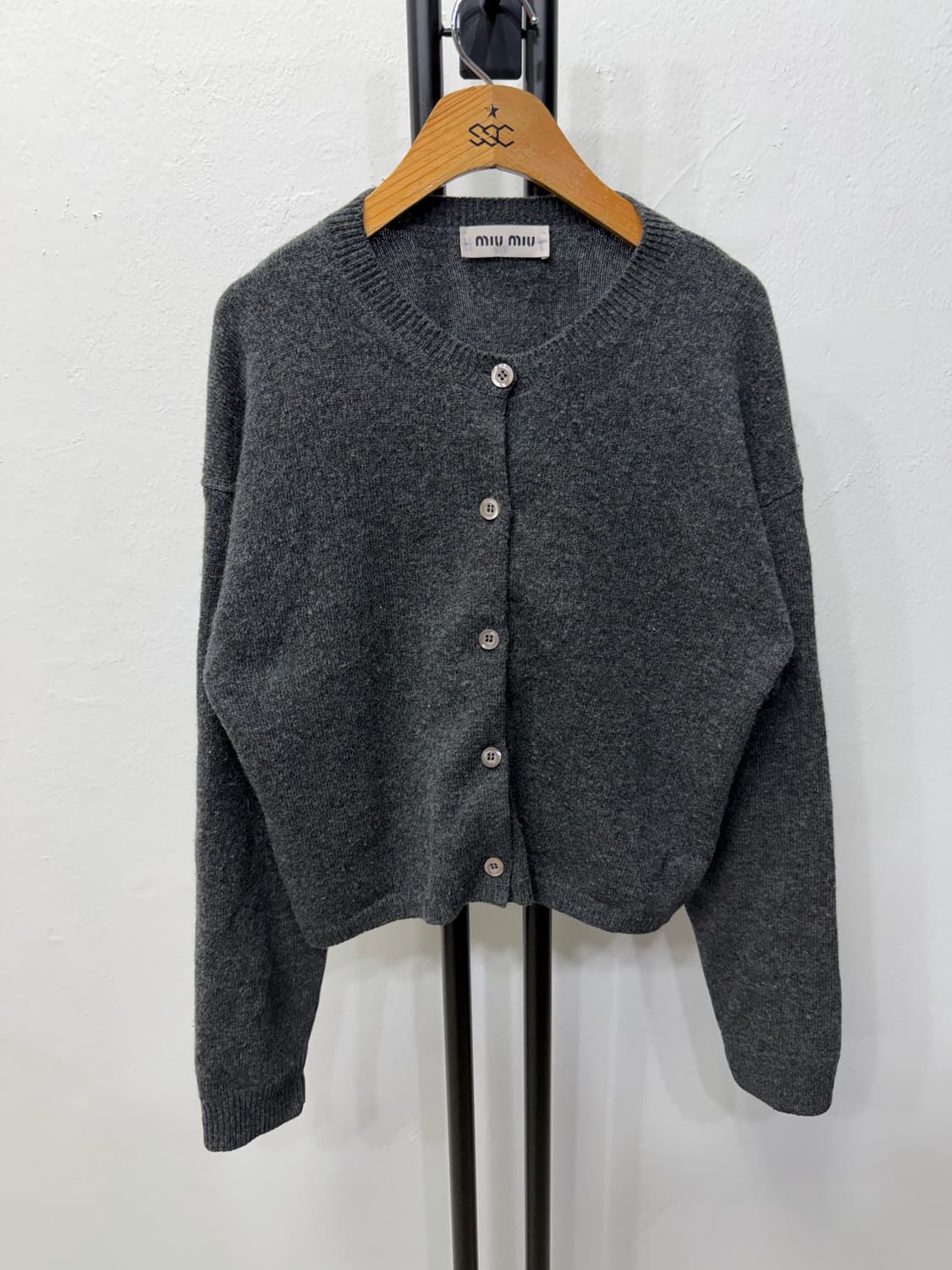 정품) 미우미우 신형 여성 백로고 그레이 가디건 40 상품이미지1