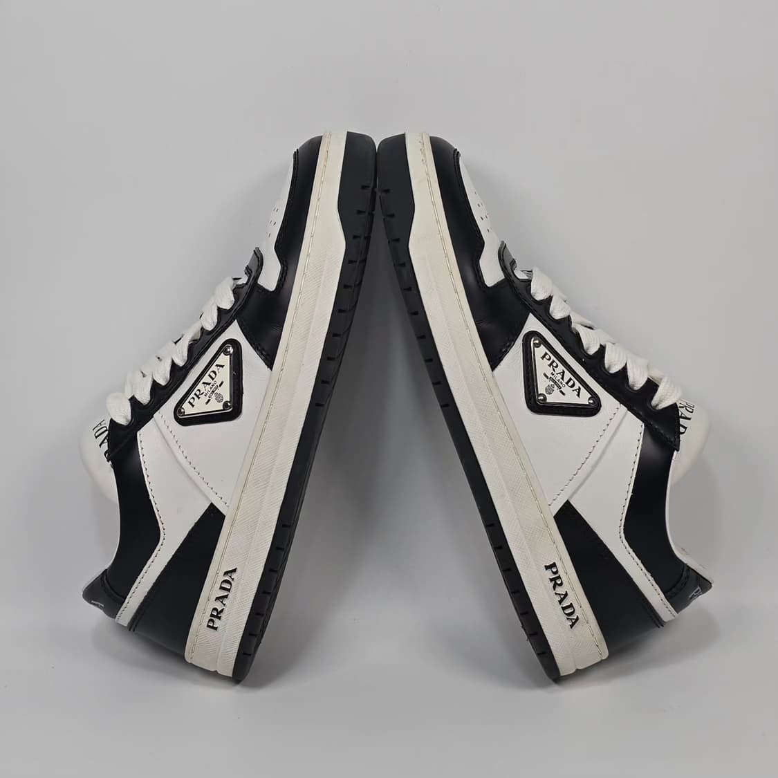 프라다 다운타운 퍼포레이트 가죽 스니커즈 ( 220 ) 상품이미지4
