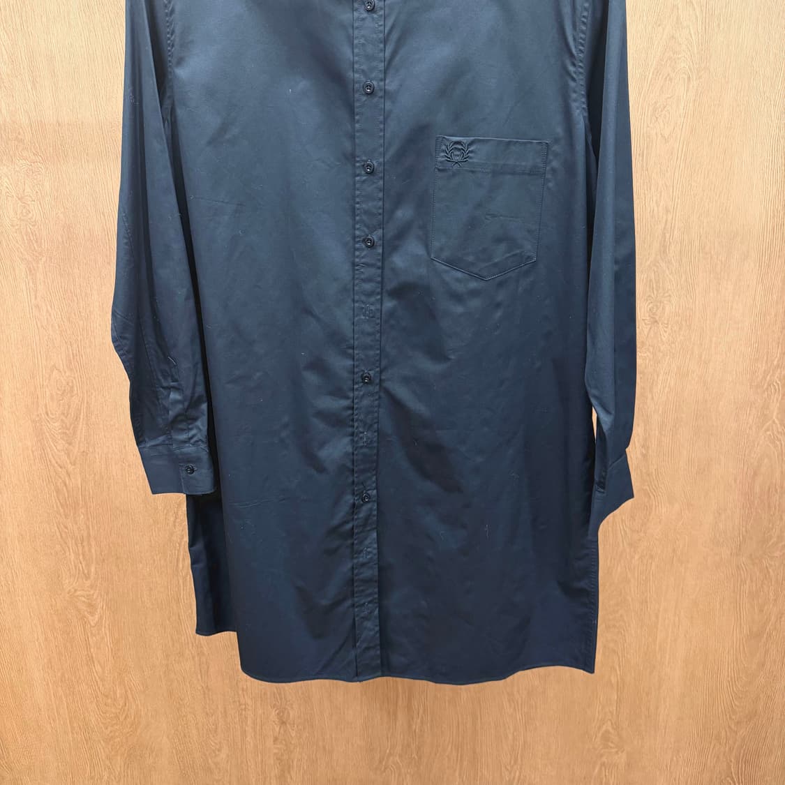 프레드 페리 클래식 롱 셔츠 미니멀 월계수 로고 자수 포켓 디테일 블랙 상품이미지5