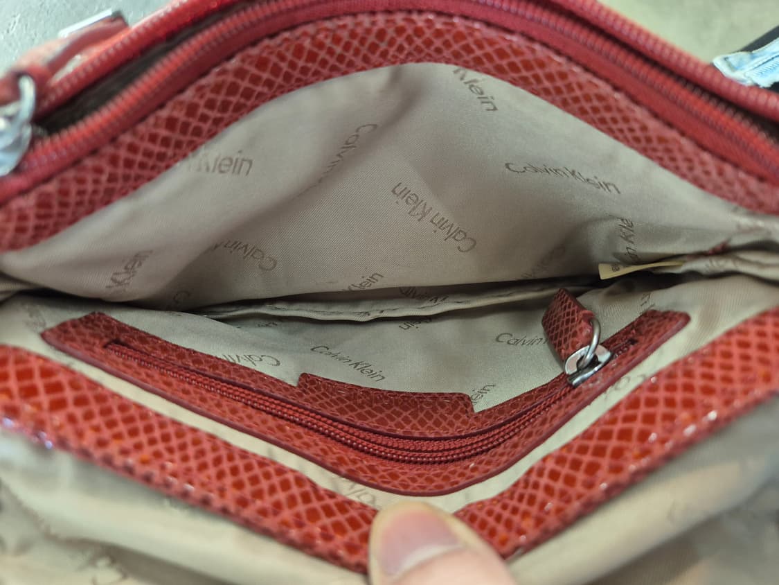 캘빈클라인 여성 레드 뱀피 패턴 체인 크로스백 상품이미지6