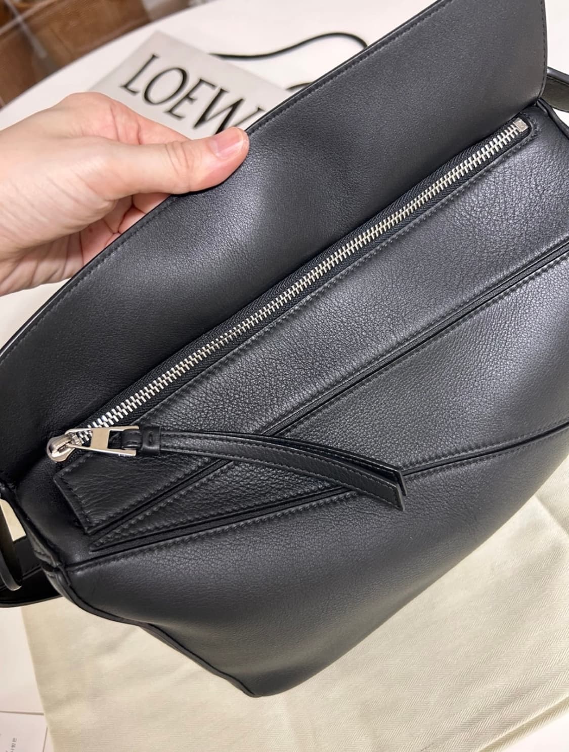 로에베 퍼즐백 미듐 블랙 상품이미지7