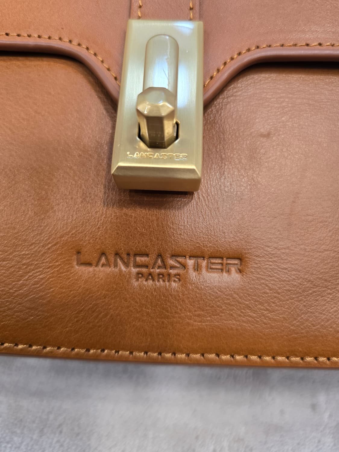 랑카스터 레전드 호리즌 바게트백 스몰 카멜 상품이미지7