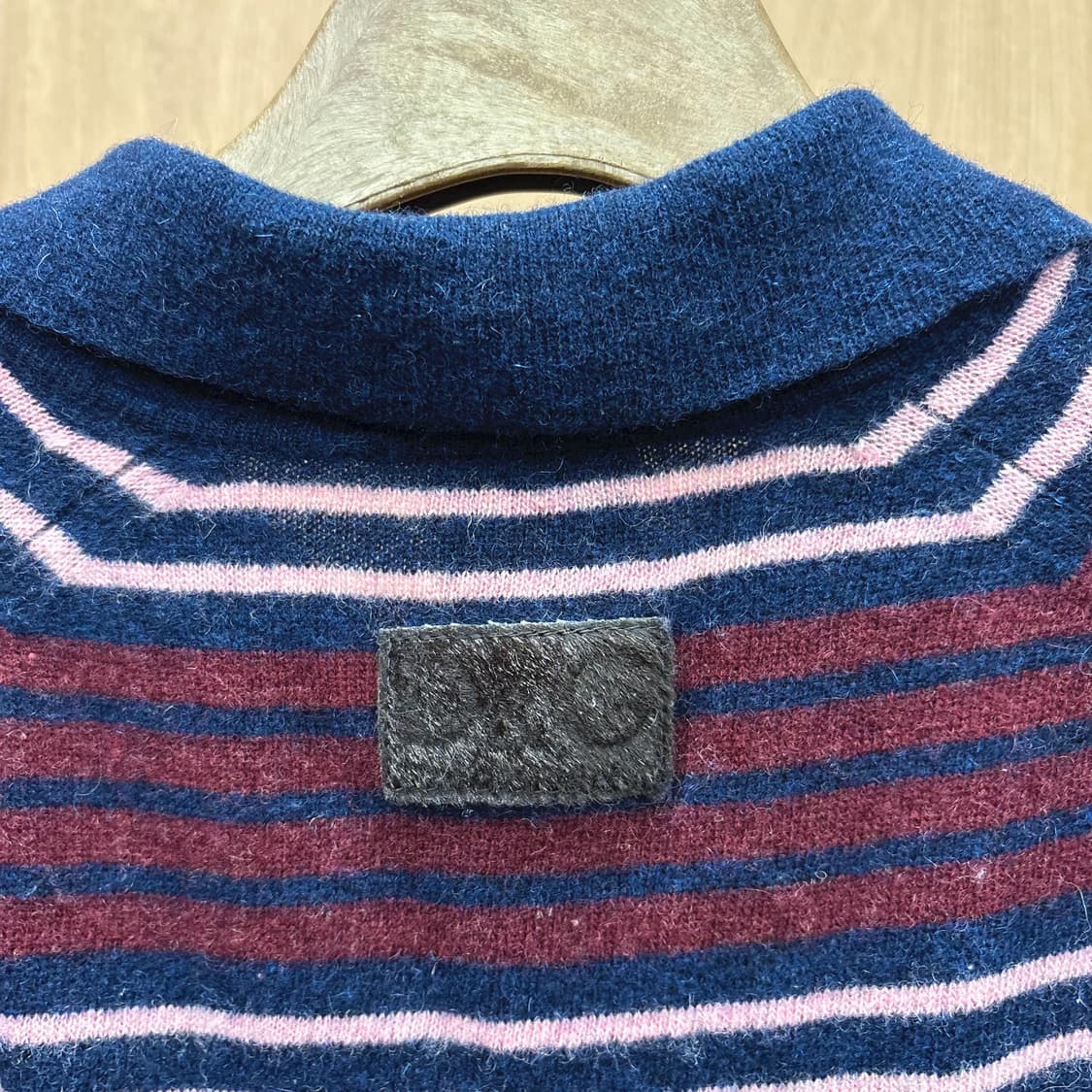 돌체앤가바나 긴팔 카라 니트 멀티 스트라이프 패턴 로고 패치 네이비 레드 상품이미지6