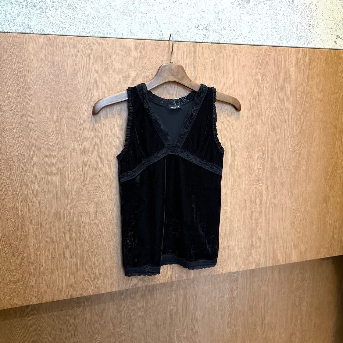 빈티지 브이넥 벨벳 슬리브리스 탑 레이스 프릴 트리밍 디테일 블랙 상품이미지1