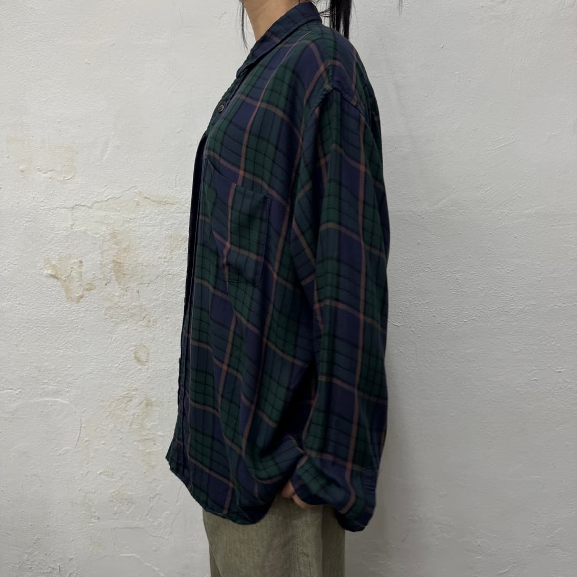 빔즈(BEAMS) 다크네이비 체크 패턴 레이온 폴리에스터 혼방 루즈 셔츠 상품이미지2