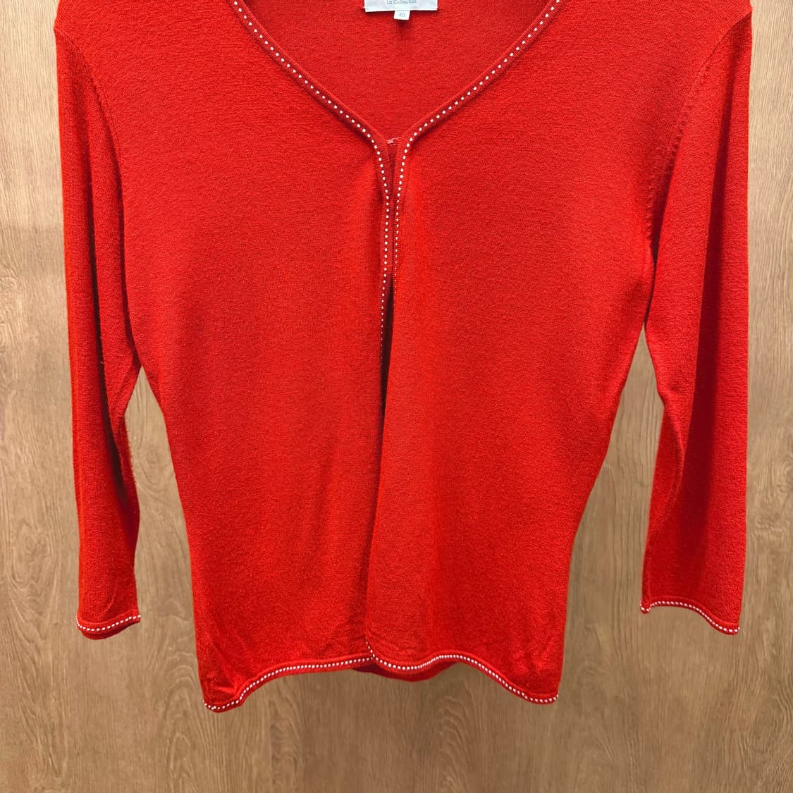 랑방 7부 브이넥 니트 가디건 도트 스티치 라인 디테일 슬림핏 레드 상품이미지5