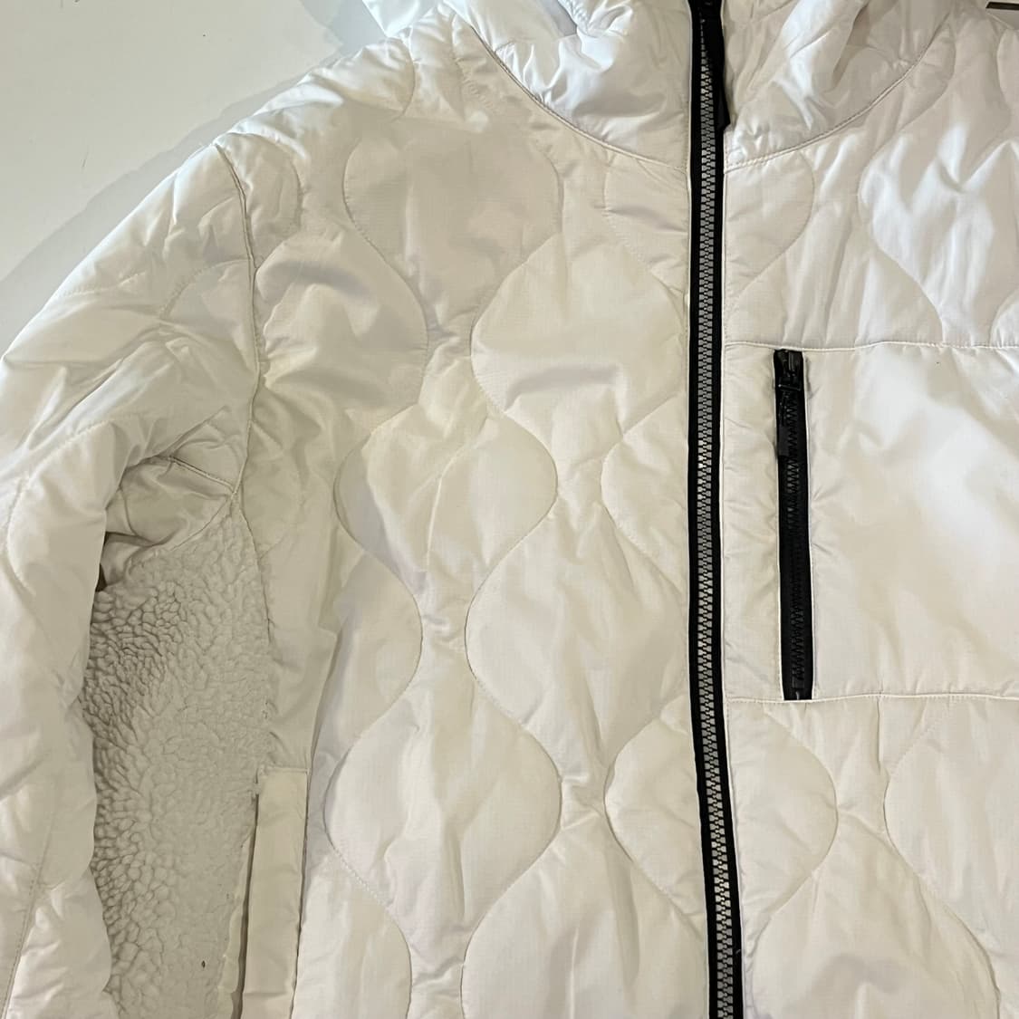 아디다스 화이트 하이브리드 쉐르파 퀼팅 트랙자켓 상품이미지4