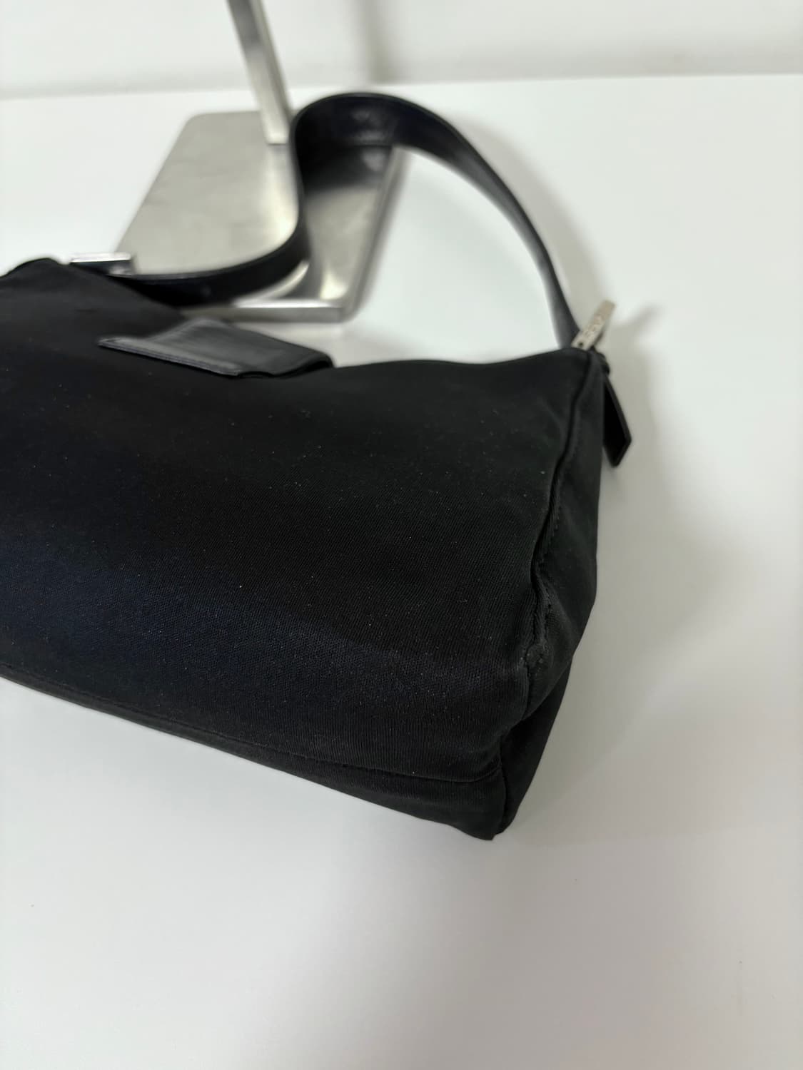 펜디 나일론 반달 바게트백 상품이미지7