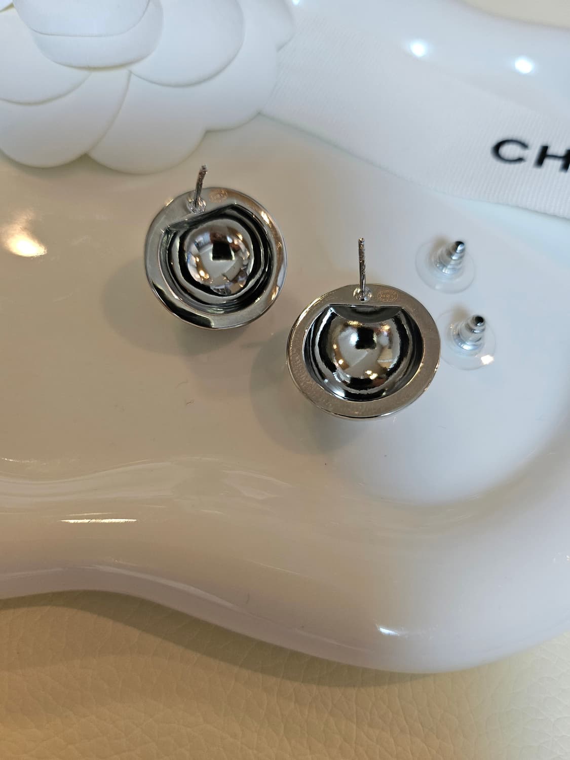 샤넬 은볼 귀걸이 화이트 업사이클링 상품이미지5