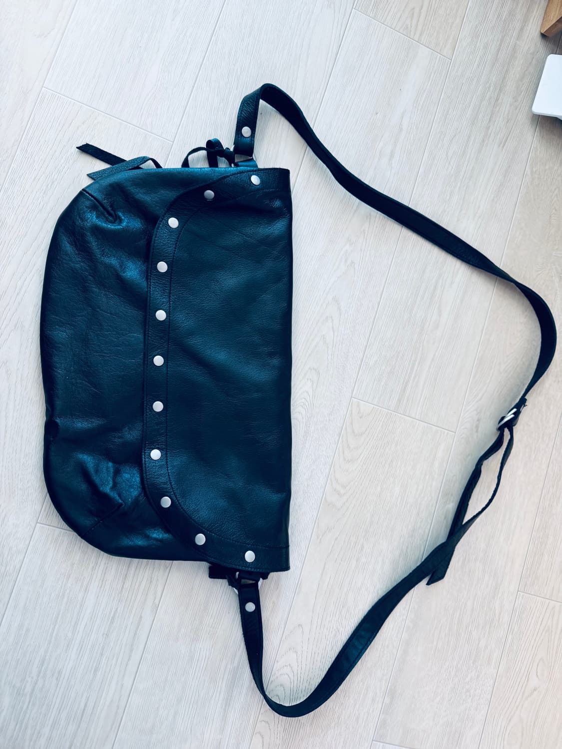 비슬로우 스터드 레더 바디크로스 백 블랙 상품이미지2