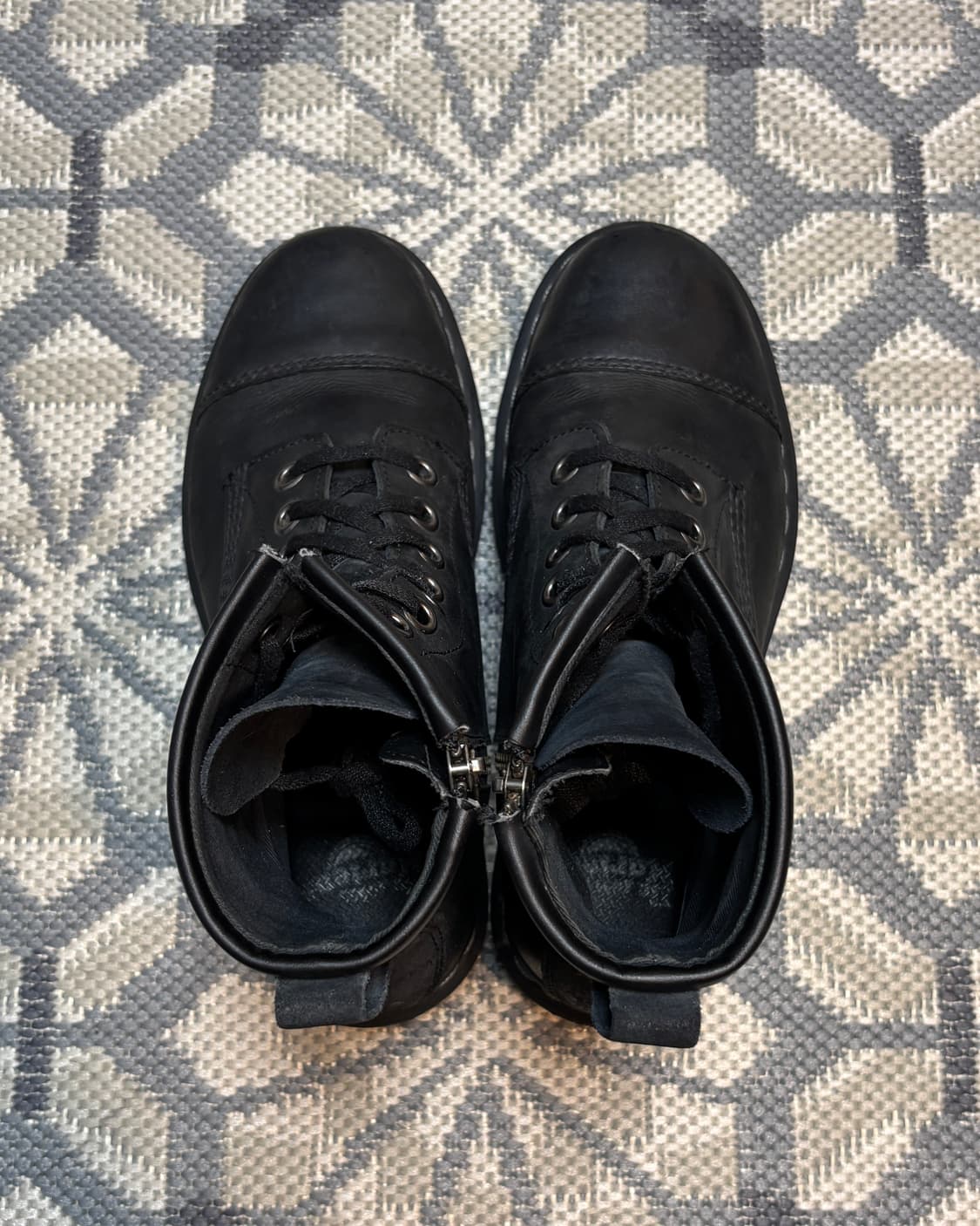 (260) 닥터마틴 메이슨 8홀 사이드집 부츠 블랙 상품이미지4