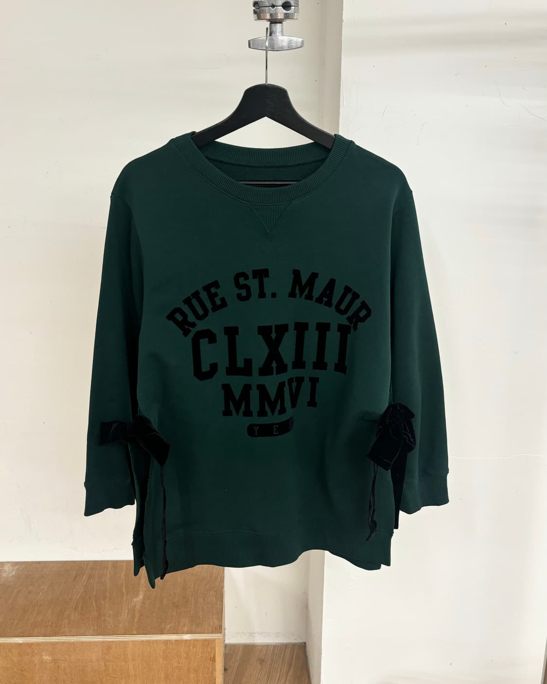 엠엠식스 딥그린 트임 벨벳 리본 스웻 셔츠 상품이미지1