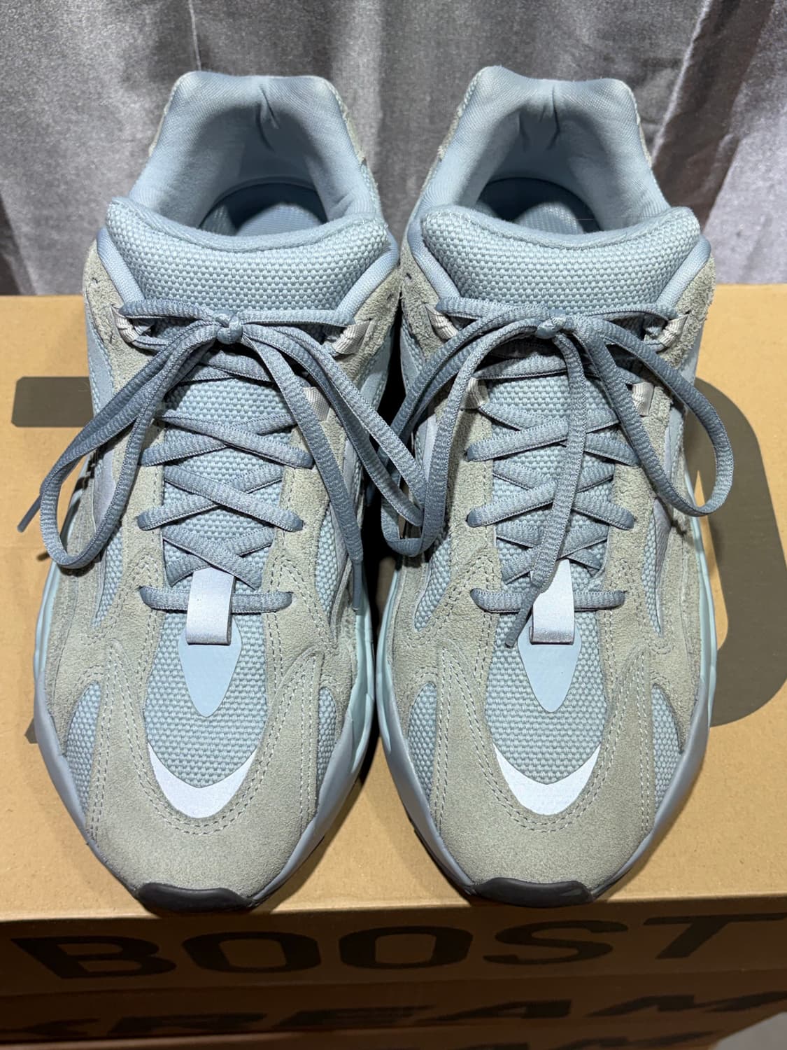 280 아디다스 이지부스트 700 V2 호스피탈 블루 상품이미지2