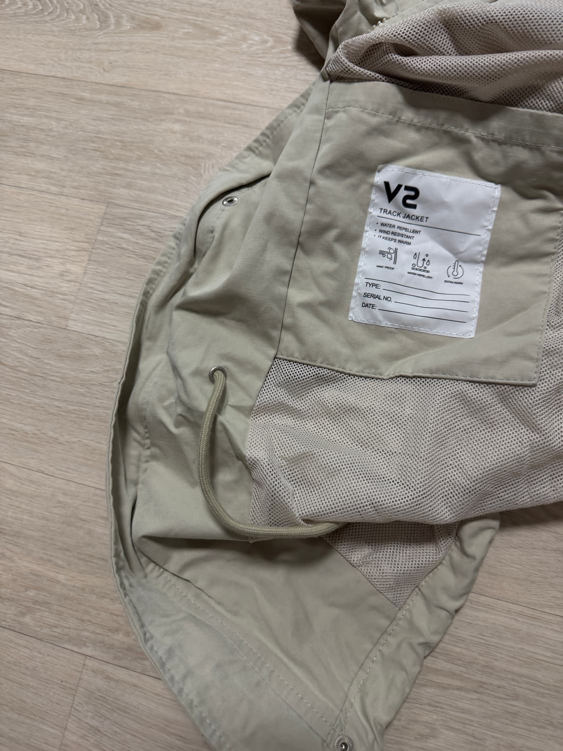 브이투 베이지색 피쉬테일 바람막이 자켓 상품이미지4