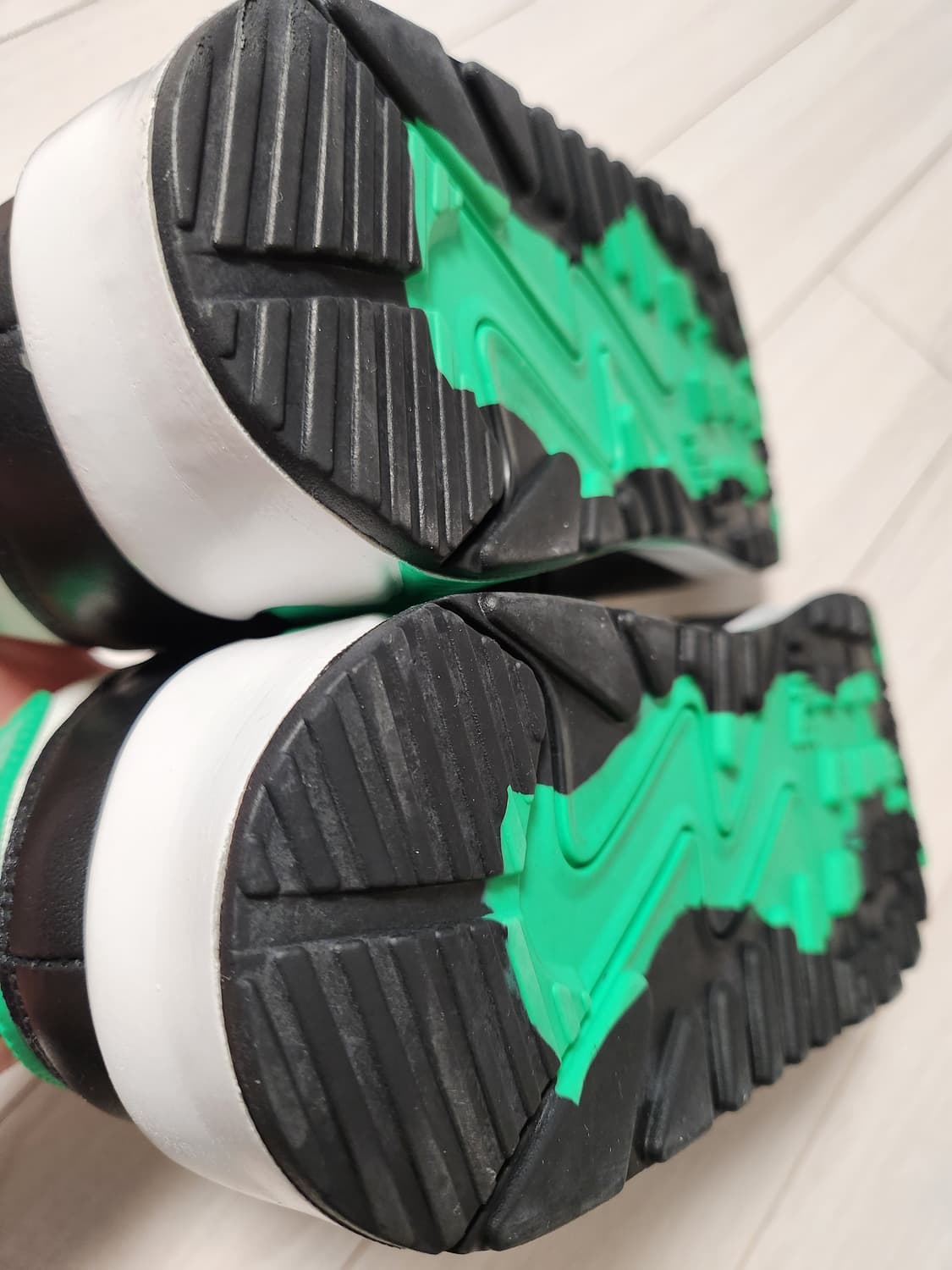 나이키 에어맥스 90 고어텍스 서밋 화이트 포톤 더스트 사이즈275

사 상품이미지8