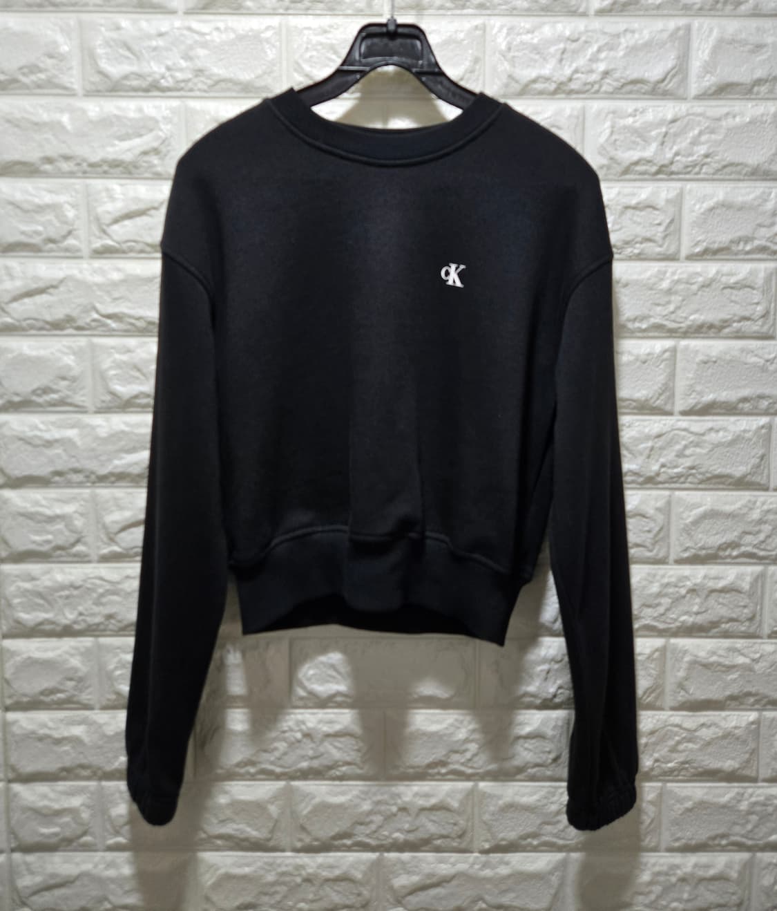 캘빈클라인 스몰로고 크롭 맨투맨 스웨트셔츠 90 상품이미지1
