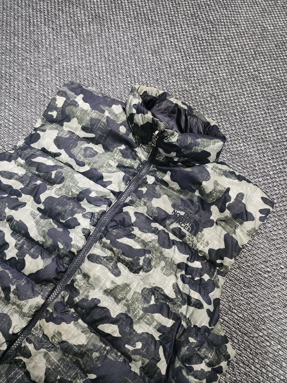 노스페이스 550 구스다운 패딩 조끼 카모 M사이즈 상품이미지9