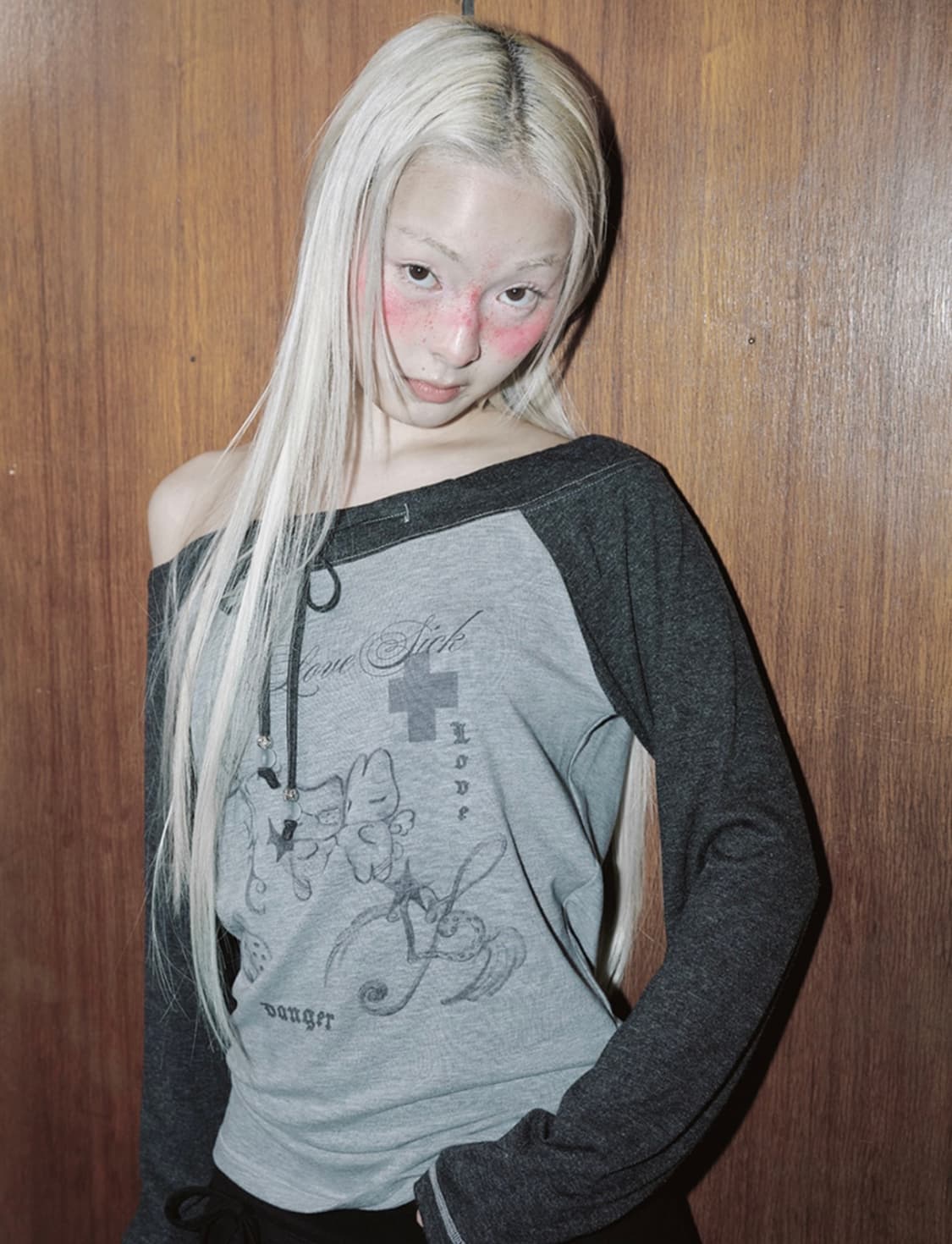 허그유어스킨 러브 시크 드로잉 오프숄더 탑 차콜 상품이미지2