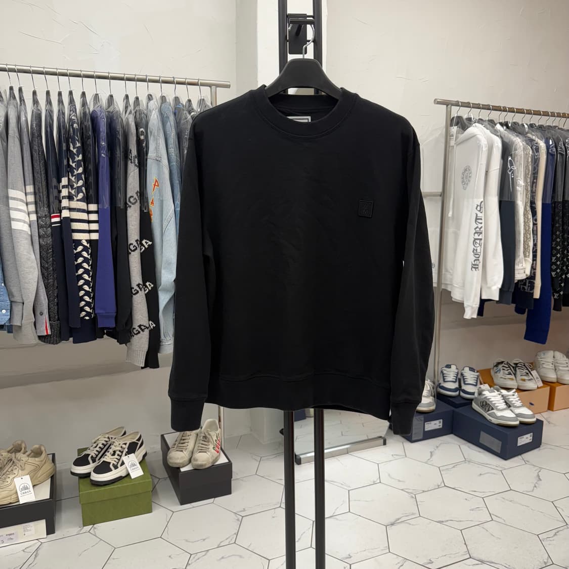 [48] 우영미 그라데이션 엠보싱 맨투맨 블랙 상품이미지2