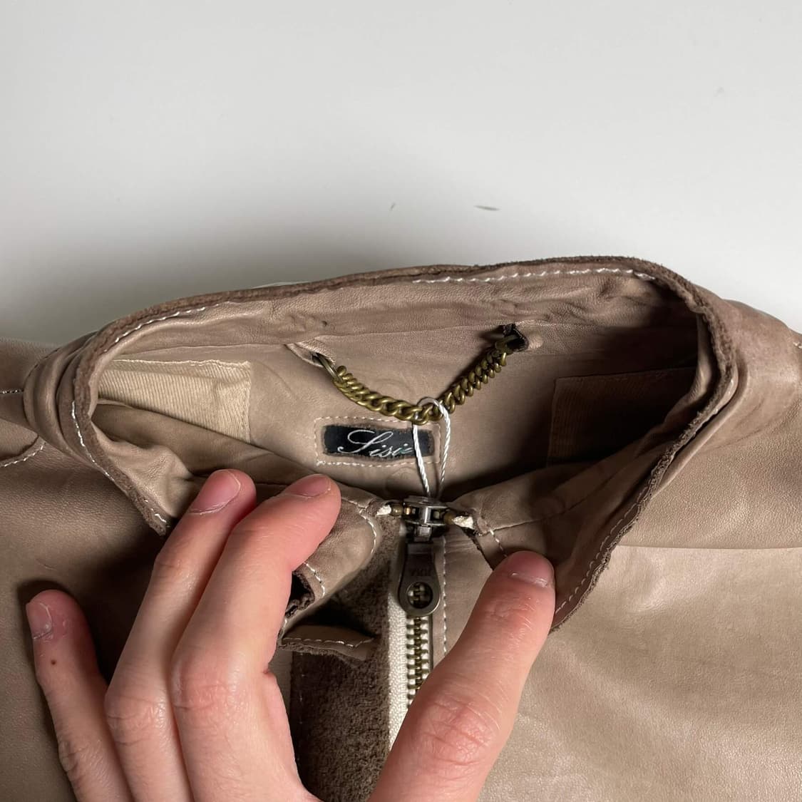 Sisil 다트 디테일 소가죽 집업 자켓 상품이미지9