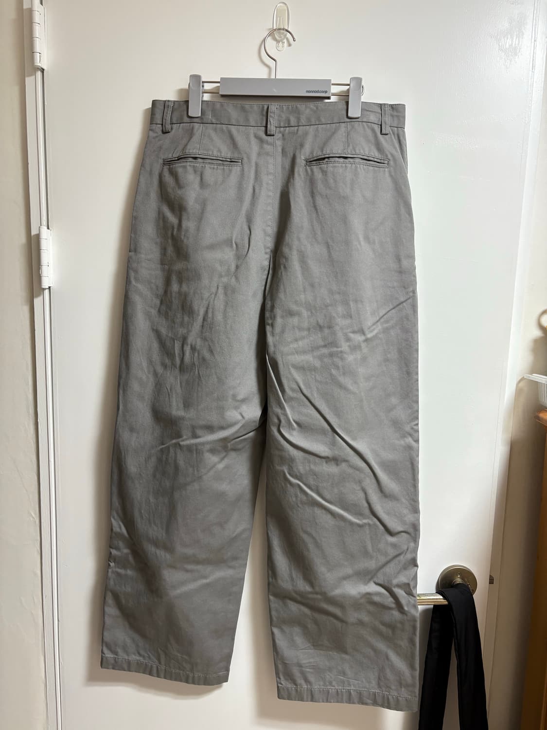 [34] 무신사 스탠다드 투 턱 와이드 치노 팬츠 티탄 그레이 상품이미지3