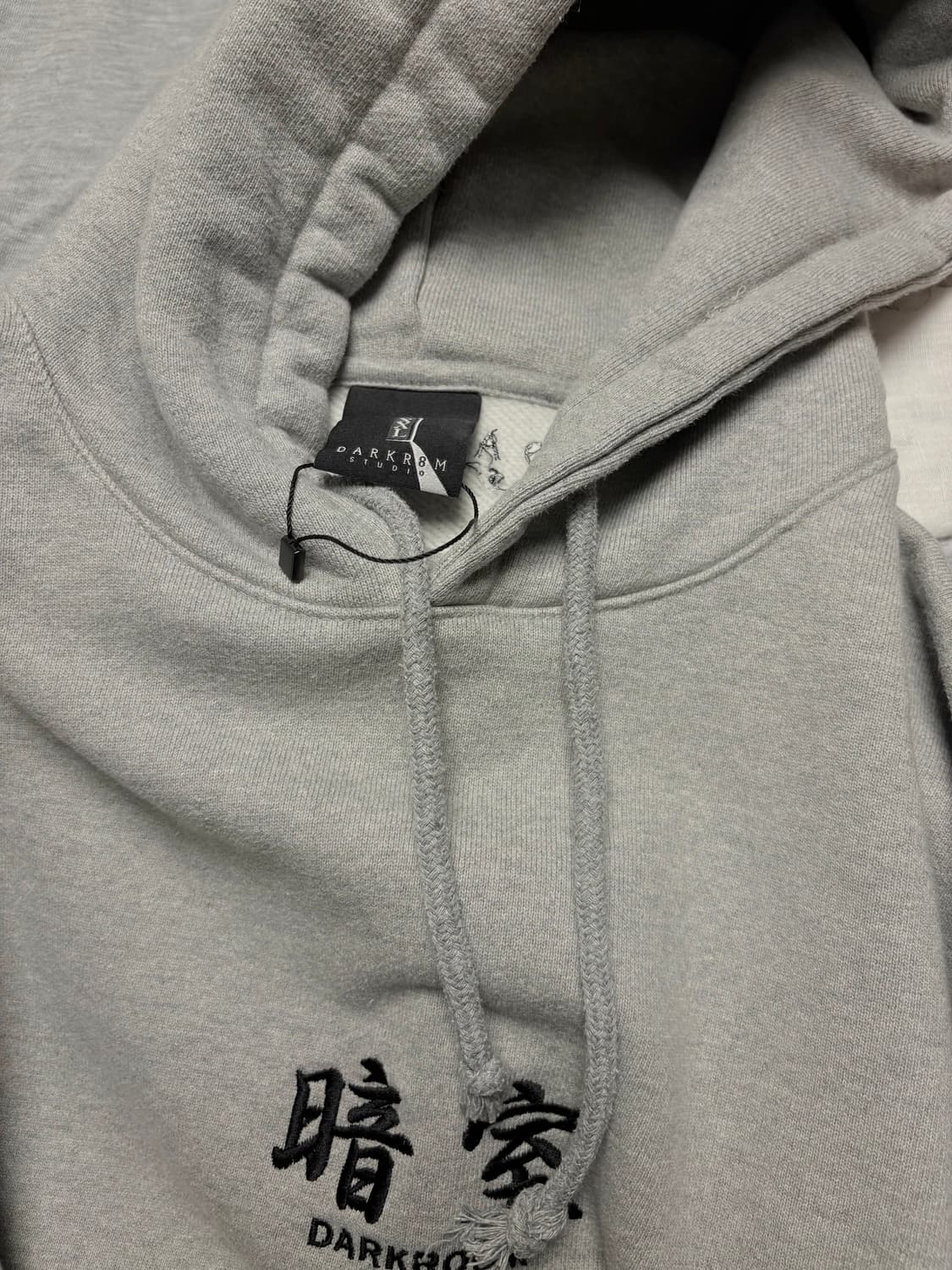 다크룸 스튜디오 후드티 그레이 상품이미지3