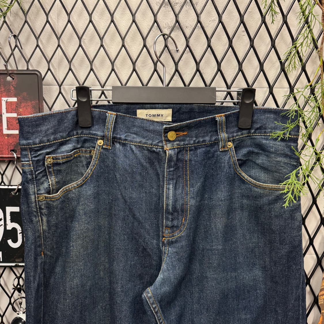 타미힐피거 데님 팬츠 후면 레터링 빅 로고 포인트 중청 상품이미지3