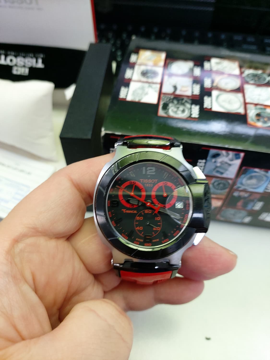 블랙/레드 조합이 매력적인 티쏘 남성 시계  상품이미지2