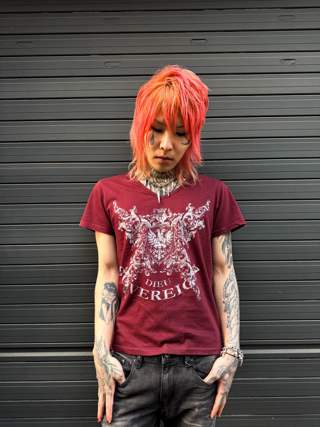 Vereu Crest Graphic V-neck T-shirt 상품이미지1