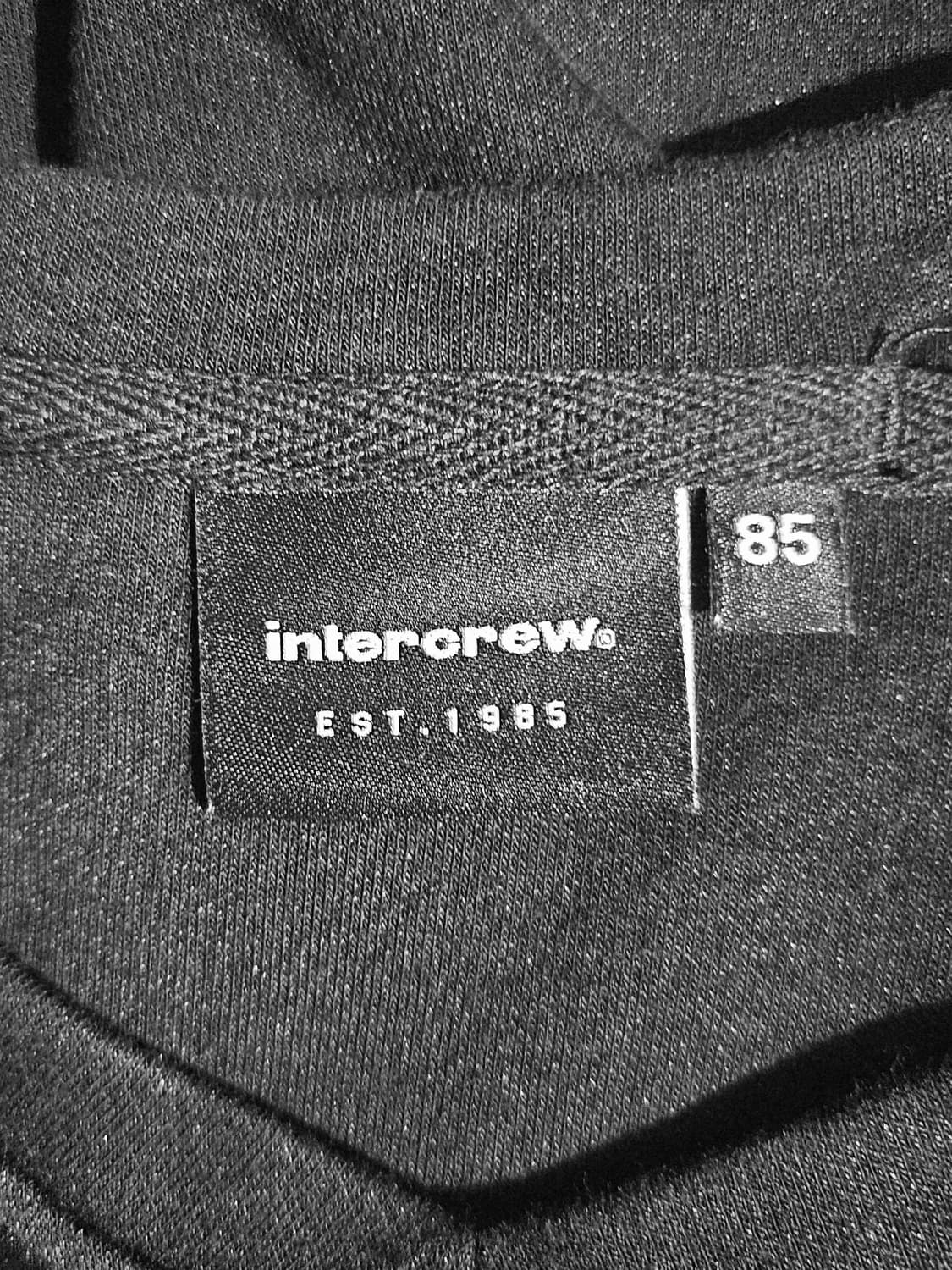 인터크루 블랙 브이넥 크롭 맨투맨 85 레터링 포인트 상품이미지7