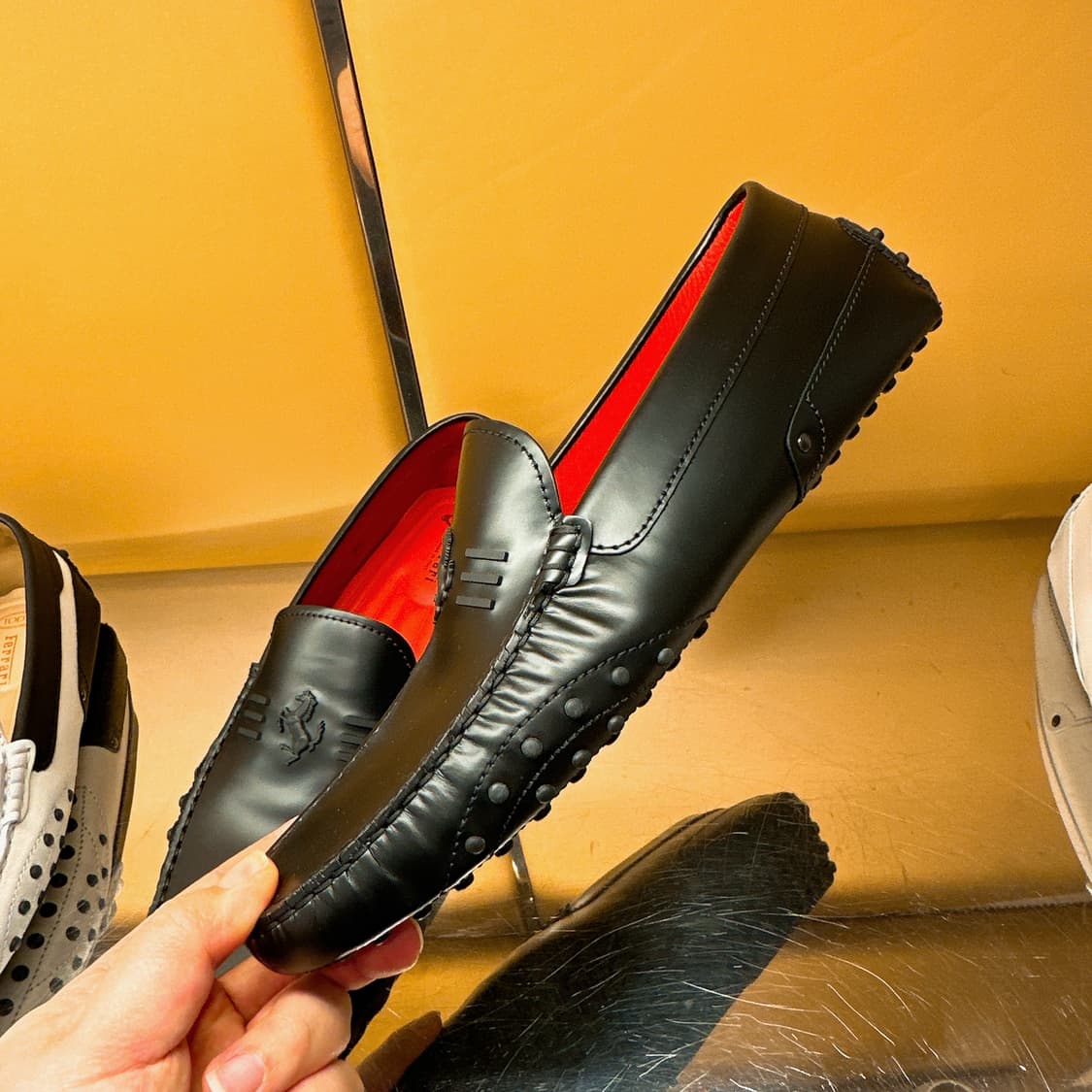 토즈 X 페라리 남성 블랙 매트 레더 고미노 로퍼 상품이미지3