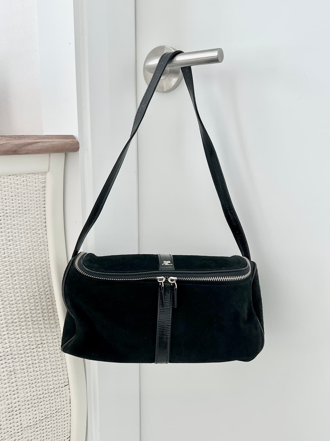 쿠레쥬 블랙 스웨이드 애나멜 원형 숄더백 상품이미지1