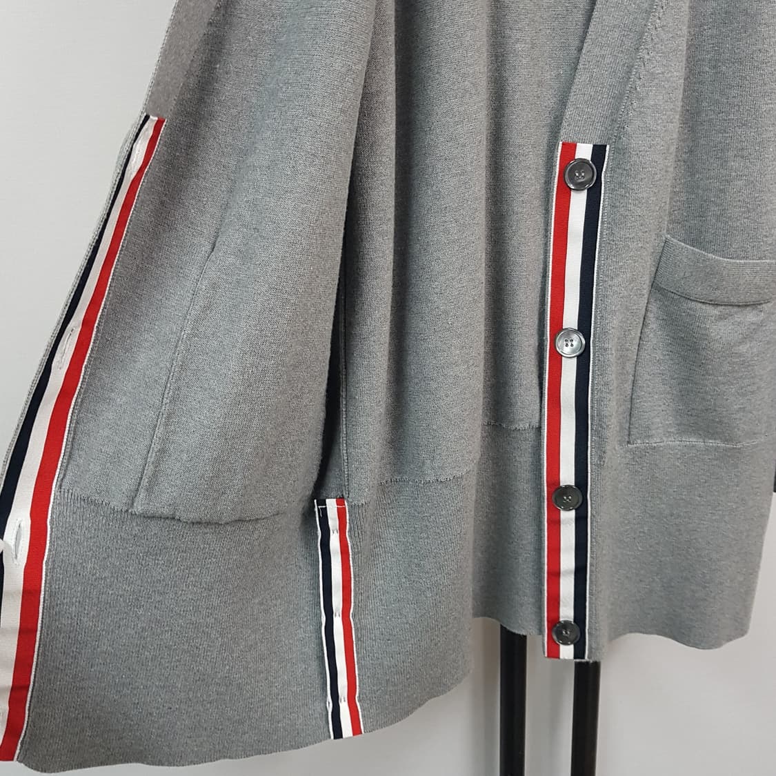 톰브라운 여성 4바 스트라이프 이그재저레이트핏 롱 가디건 FKC424A 상품이미지8